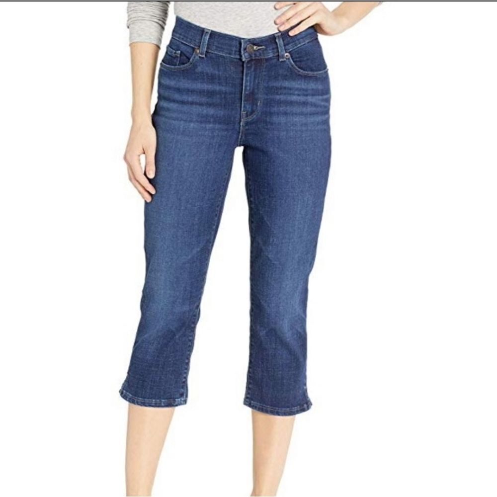 ☔️💜Levi's Blue Classic Capri Jeans Size 6